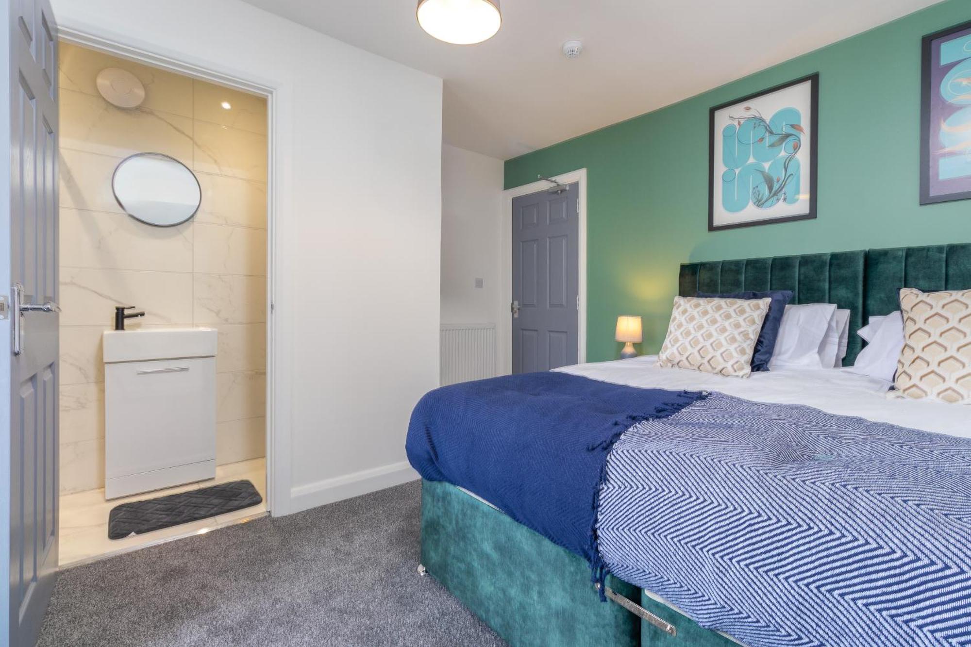 Holiday home 7br, 7 En-suite, Free Parking, Wifi , Sleeps 14 Coventry