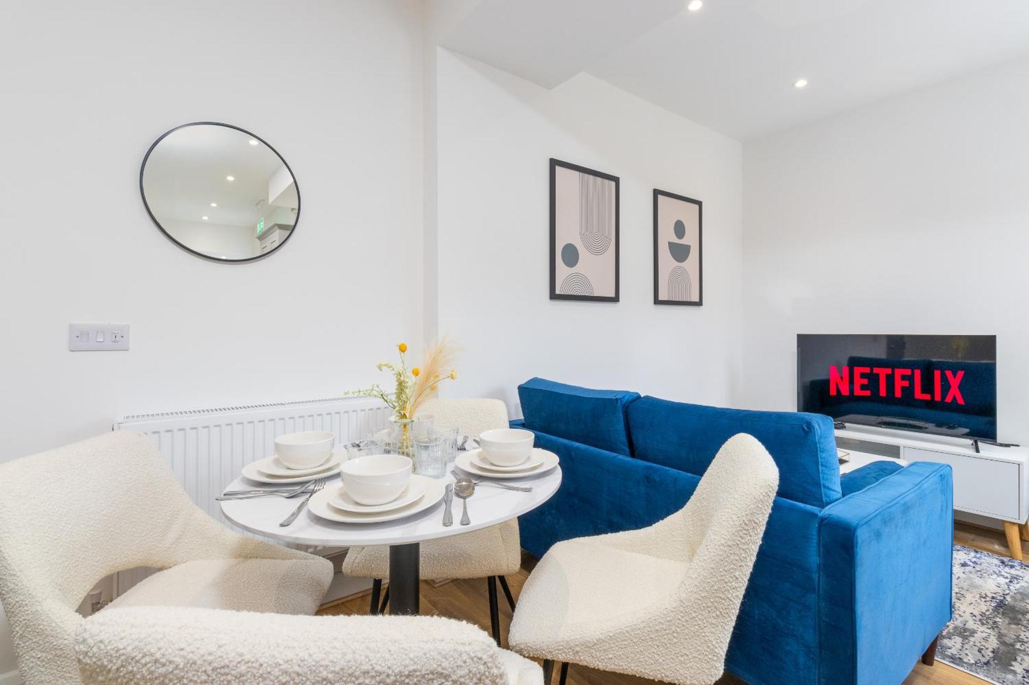 Holiday home 7br, 7 En-suite, Free Parking, Wifi , Sleeps 14