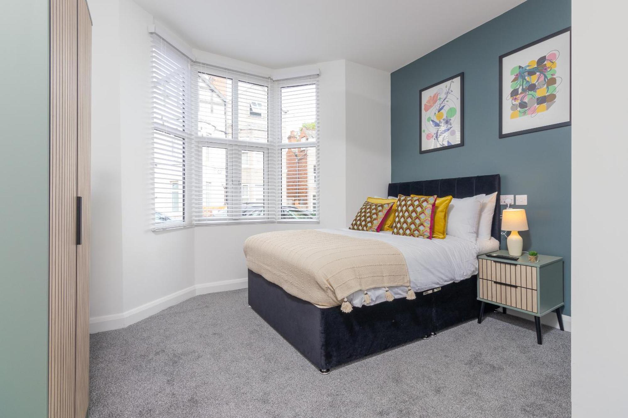 7br, 7 En-suite, Free Parking, Wifi , Sleeps 14 *
