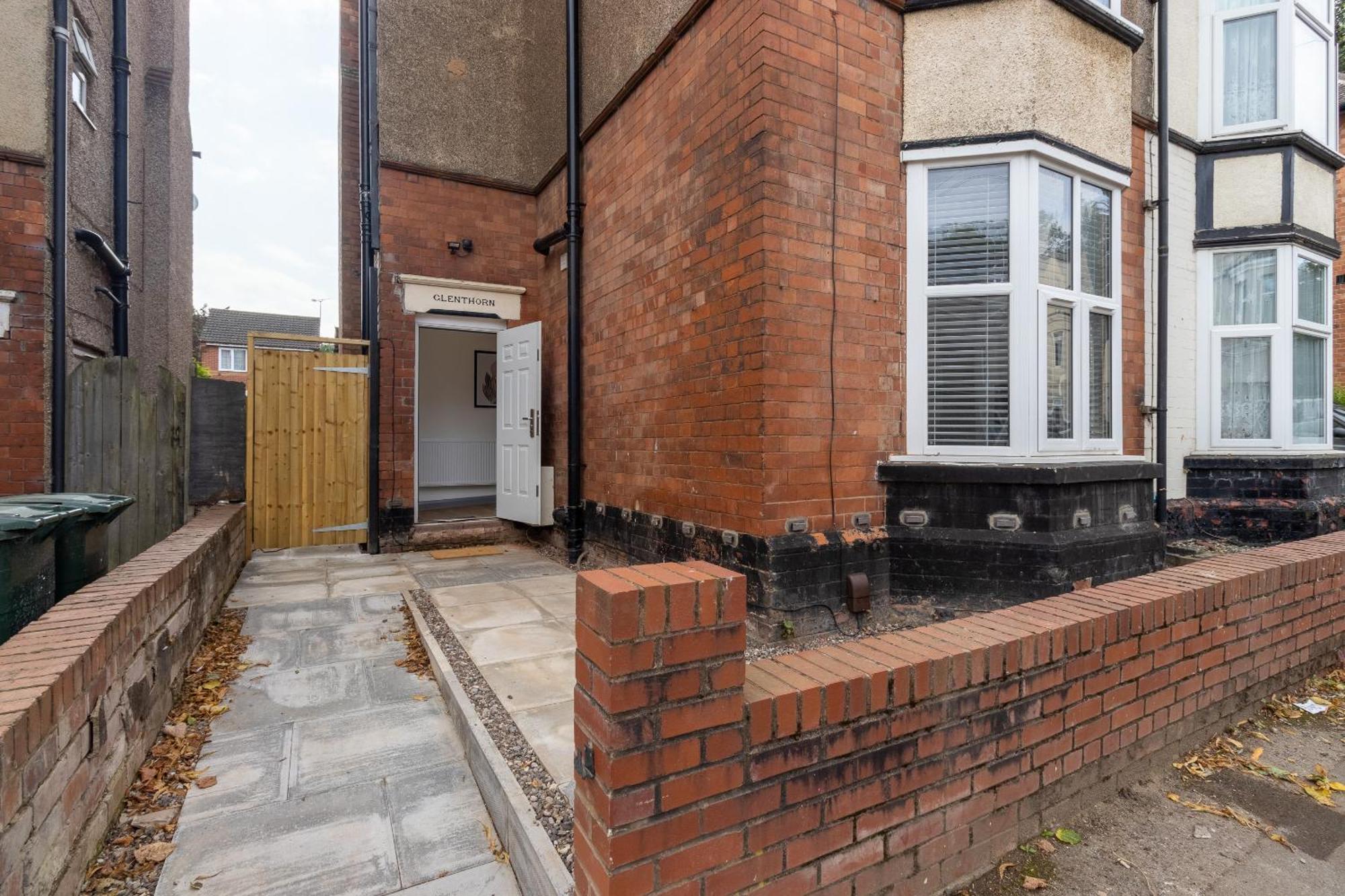 Holiday home 7br, 7 En-suite, Free Parking, Wifi , Sleeps 14 Coventry